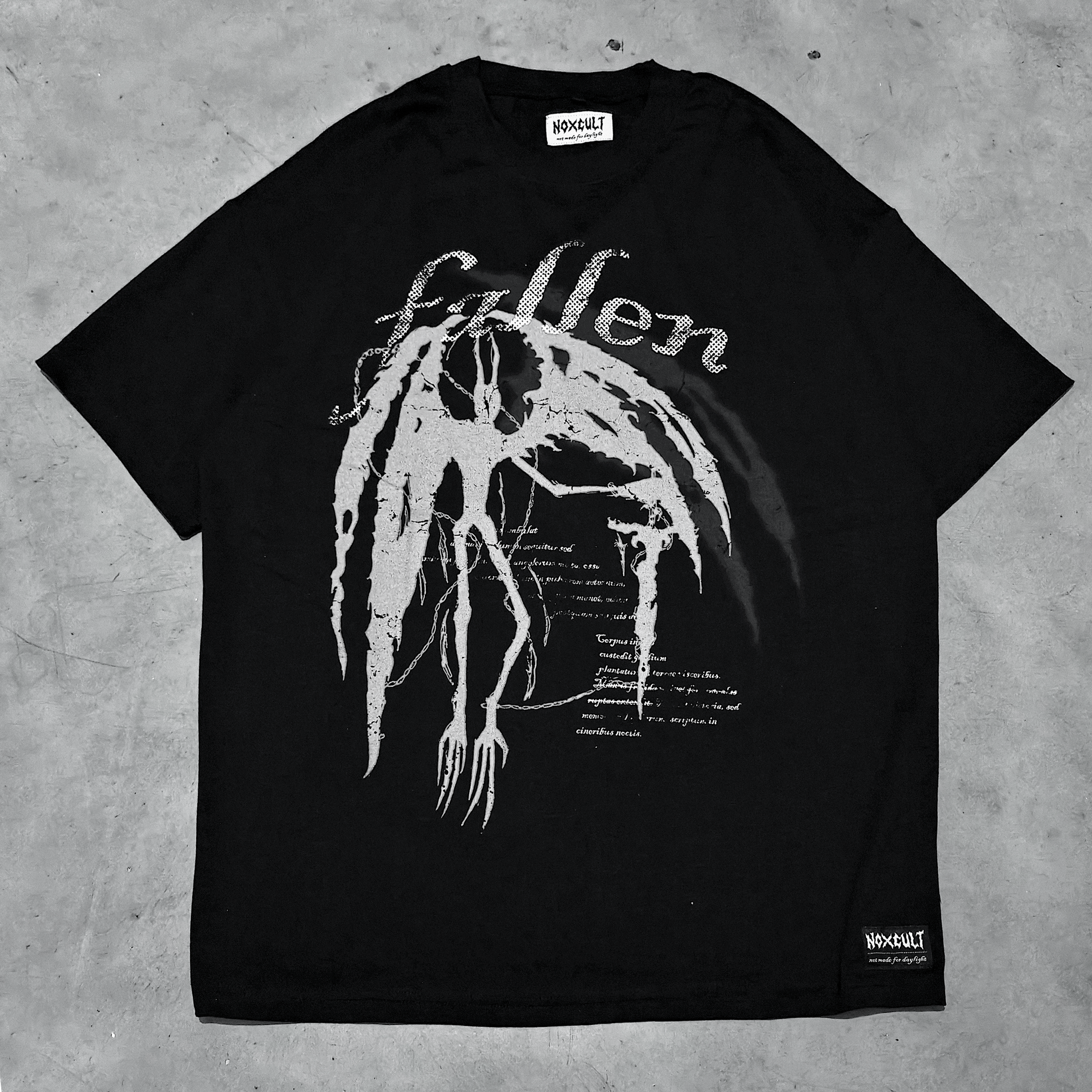 Flatlay t-shirt FALLEN oversize graphic sombre NOXCULT