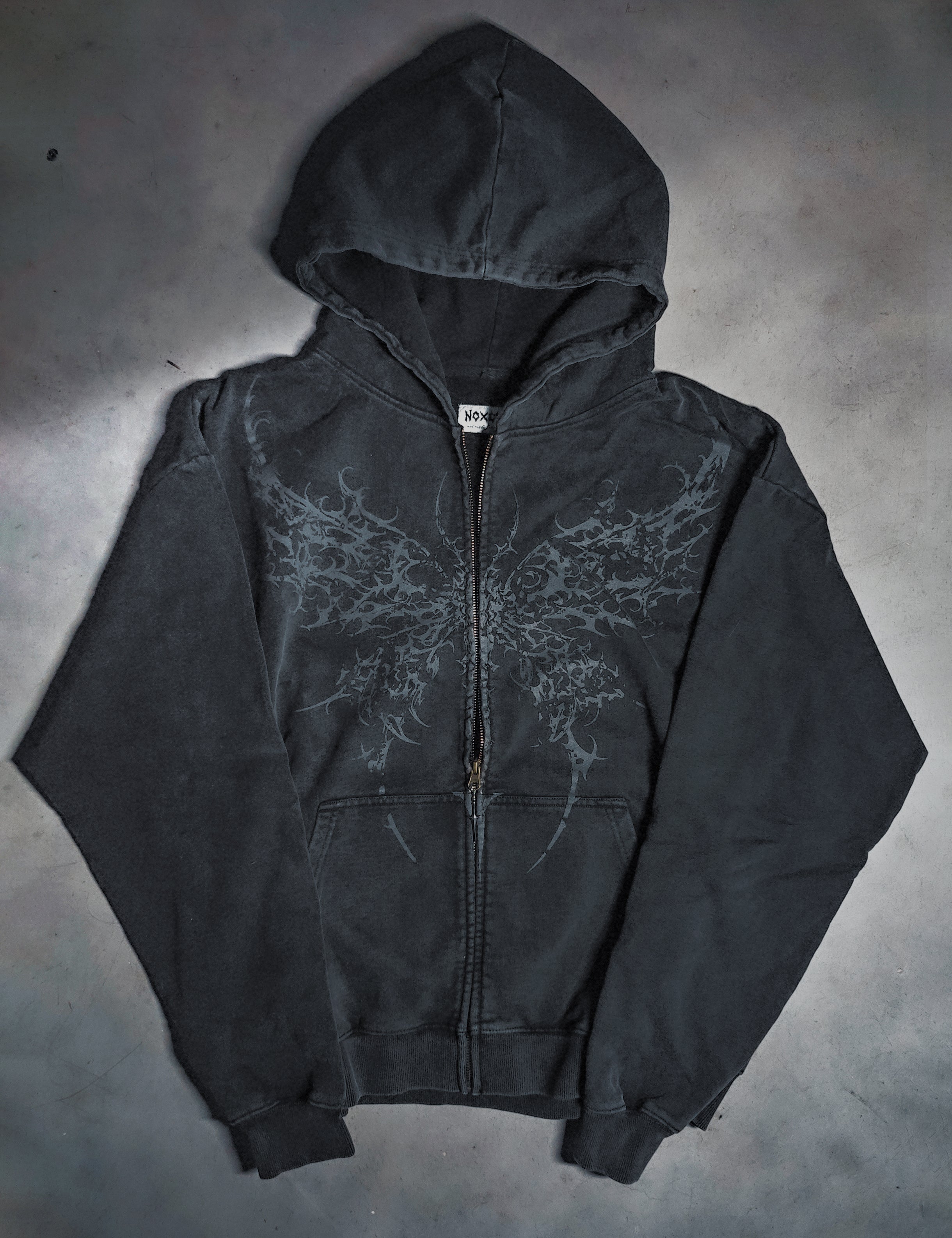 MONARCH hoodie zip noir à plat — tissu coton lourd, zip métal laiton finition gun metal, NOXCULT streetwear