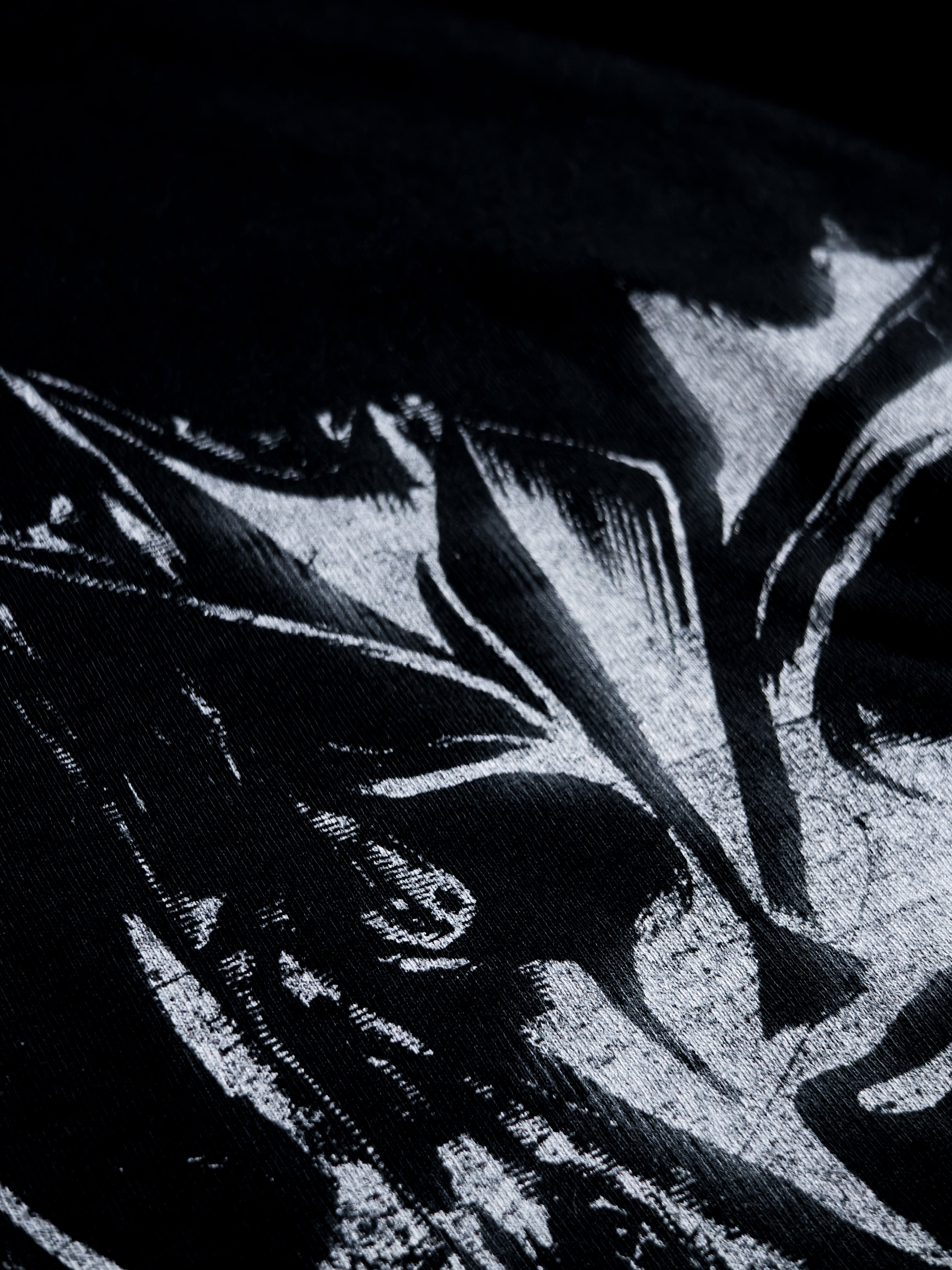 Détail du print Mascarade sur coton noir
