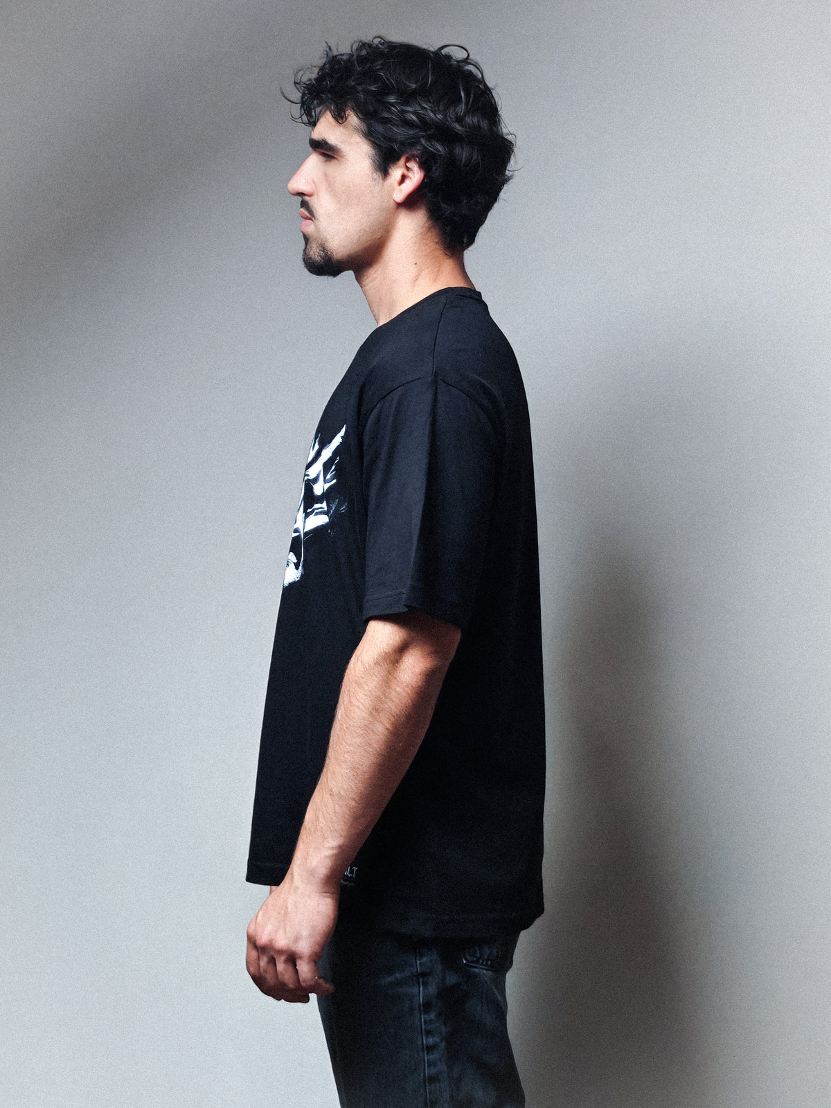 T-shirt NOXCULT Mascarade porté, vue de profil, coupe ample