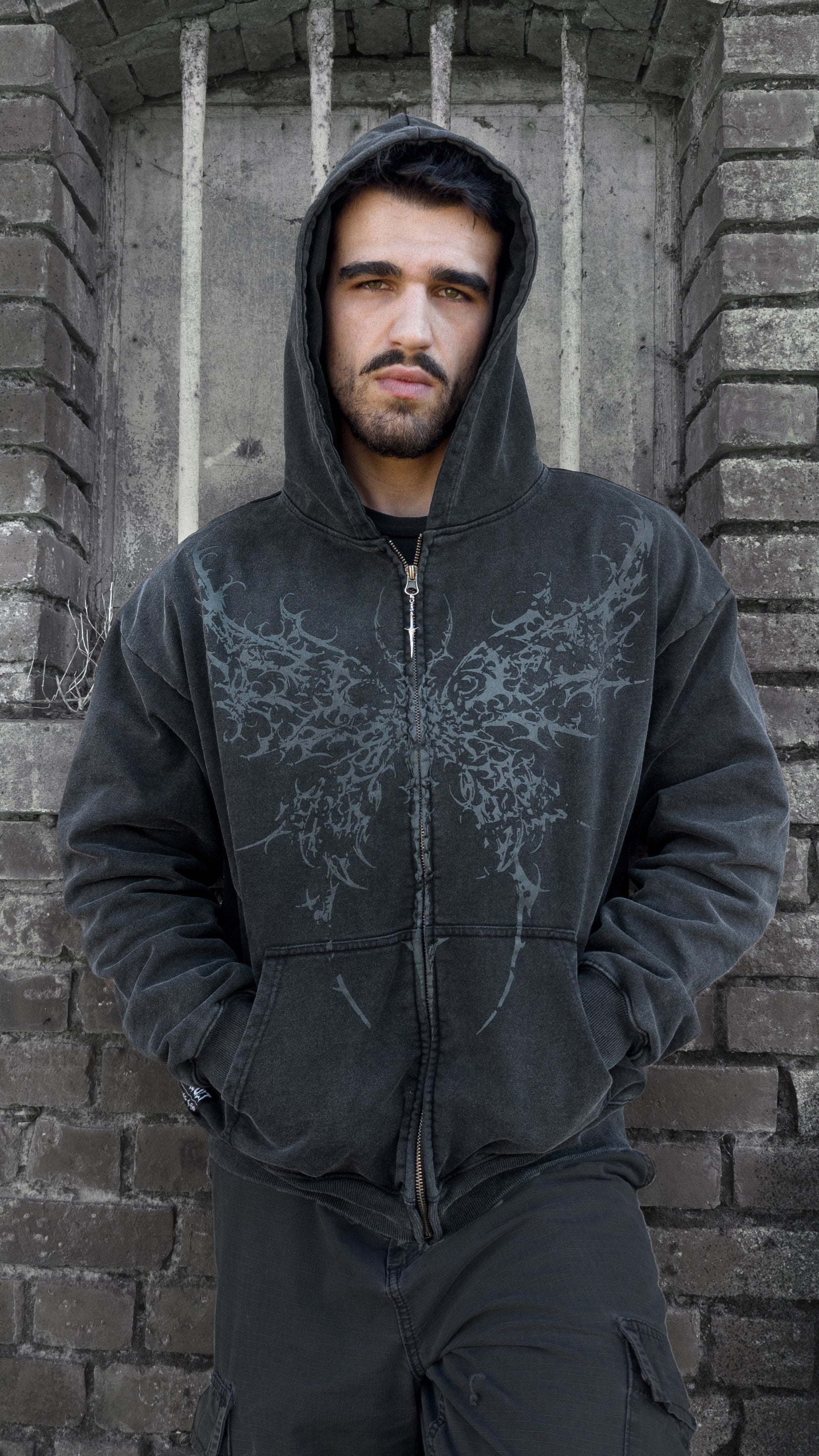 MONARCH zip hoodie noir porté capuche relevée — coupe oversize coton épais, charm métal zinc sur cordon, NOXCULT

