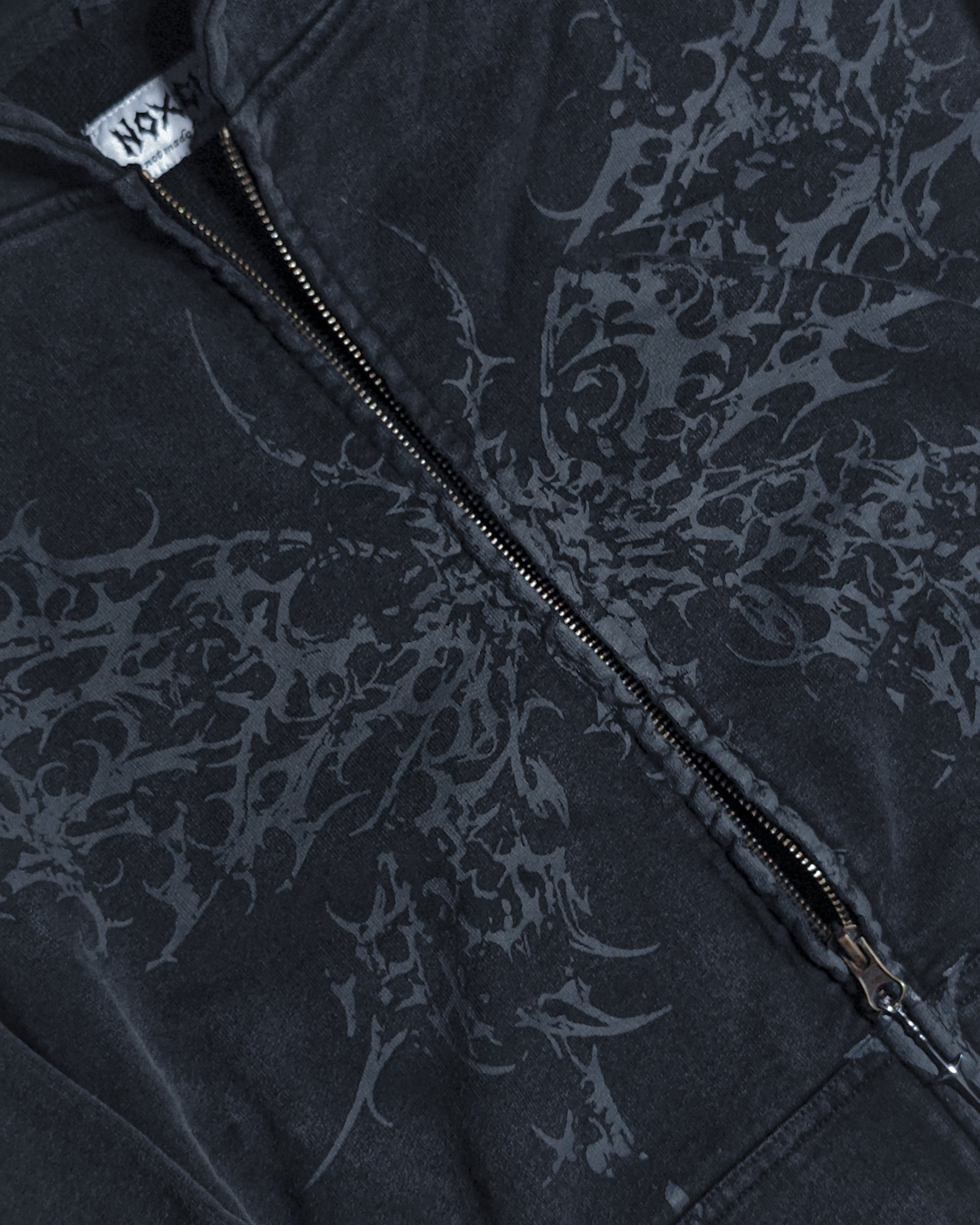 MONARCH zip hoodie oversize ZOOM — base noire lavée, graphique papillon fracturé ton sur ton, NOXCULT