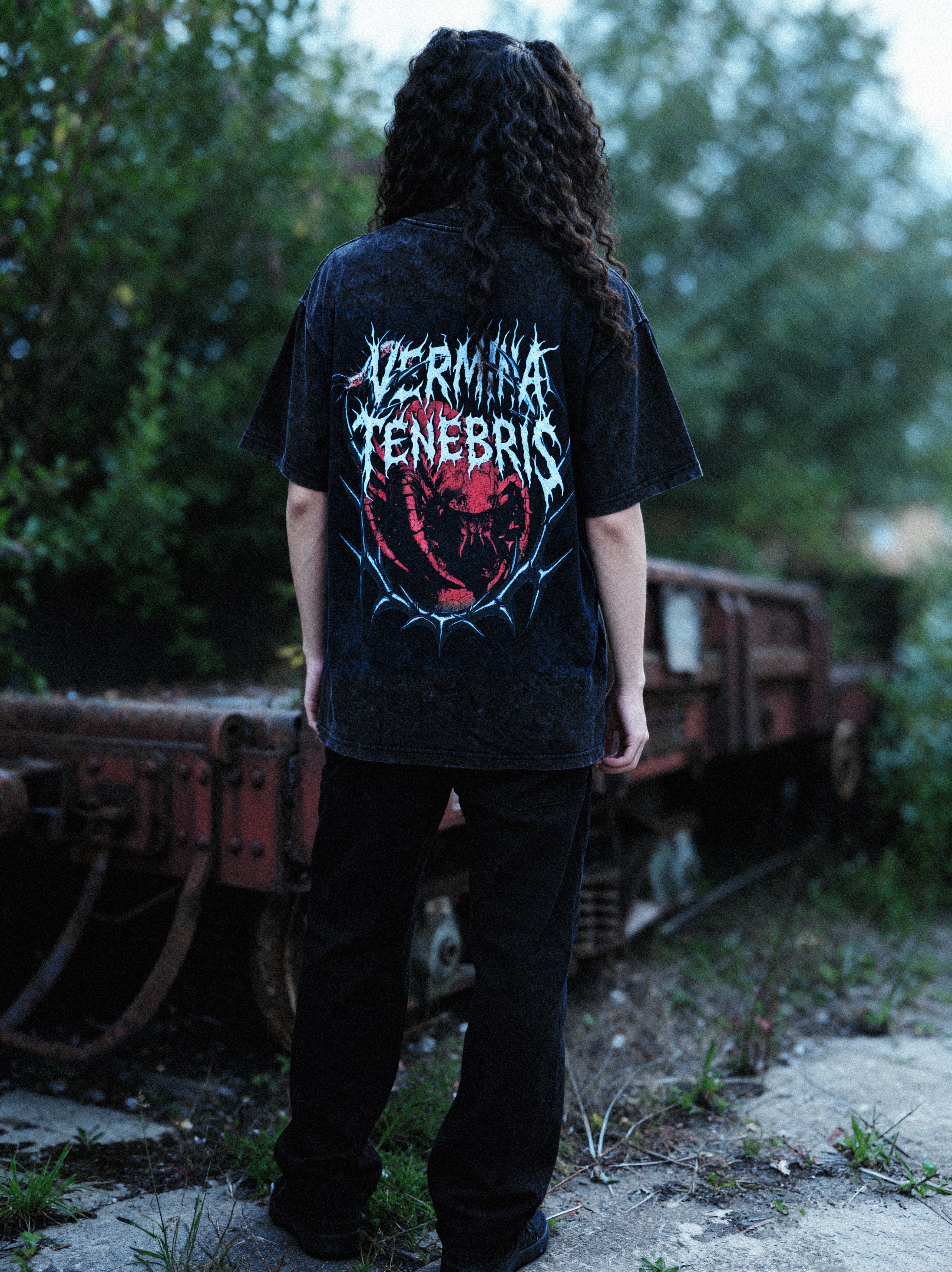 T-shirt VERMINA porté dos impression dirty red bone white NOXCULT
